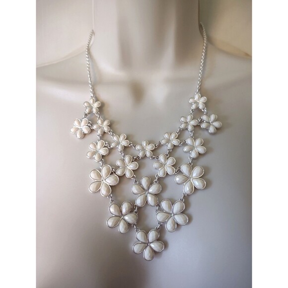 Vintage Liz Claiborne Bib Necklace Daisies Silver Tone Floral Daisy Wedding Date - Picture 1 of 7